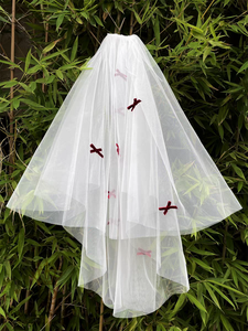 QUEENS GOWN Beau voile de mariée court avec petit nœud rouge Nouveau style de robe de mariée voile avec peigne - Product Image 5