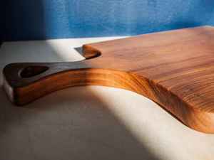 Planche à découper en bois massif, fabriquée en bois d'acacia et en bois de manguier, offrant une solution durable et éco-responsable - Product Image 5