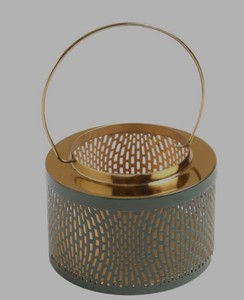 Linterna de vela perforada verde oliva de gran venta con forma redonda y asa dorada en oferta - Product Image 3