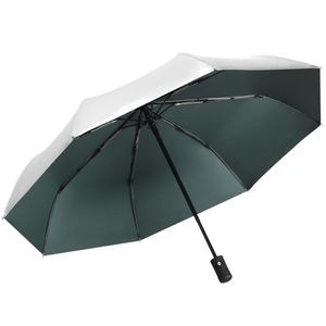 Parapluie personnalisé avec logo, vente en gros, protection UPF50, pliable en 3 sections, revêtement argenté en titane, ouverture et fermeture automatiques, idéal pour les trajets quotidiens et les voyages - Product Image 4