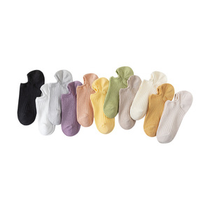 Chaussettes courtes pour femmes, très vendues, respirantes, colorées, en coton peigné, avec bande antidérapante à la semelle - Product Image 1