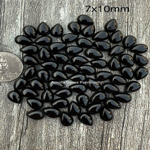 Piedras preciosas naturales sueltas de 7x10mm de peras de ónix negro calibradas de alta calidad, ideales para fabricantes de joyas, diseñadores y artesanos de joyería - Product Image 1