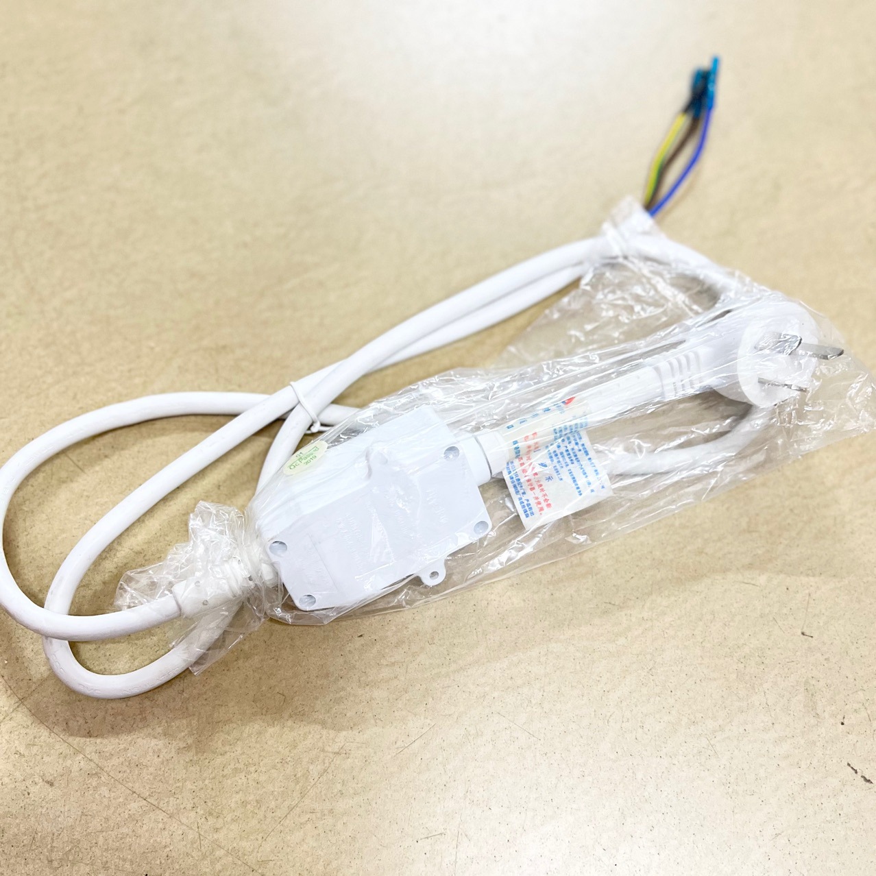 Split 16A with wire