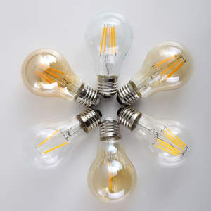Fournisseur d'ampoules 2W 4W 6W 8W E26/E27/B22 <span class=keywords><strong>Ampoule</strong></span> LED à <span class=keywords><strong>filament</strong></span> rétro Edison à intensité variable 2700K Blanc chaud doux Angle de faisceau de 360° A60 A19 - Product Image 1
