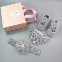 Vente chaude fantaisie cadeaux boîte Pack dentelle fleur arcs couronne princesse anti-dérapant bébé chaussettes bandeau ensemble 2024 nouveau-né bébé cadeau ensemble