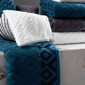 <span class=keywords><strong>Serviette</strong></span> d'enveloppement de spa gaufrée personnalisée <span class=keywords><strong>Serviette</strong></span> éponge en <span class=keywords><strong>tissu</strong></span> jacquard 70x140 <span class=keywords><strong>Serviette</strong></span> de salon de beauté de spa d'hôtel pour cadeaux Coton OEM ODM 50pcs - Product Image 3