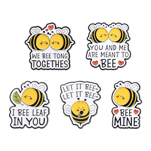 เข็มกลัดโลหะรูปผึ้งน่ารักพร้อมข้อความตลกๆ เข็มกลัดเคลือบเรื่องรัก - Product Image 1