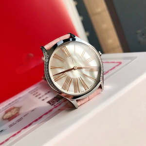 Reloj de lujo de alta gama con movimiento de cuarzo preciso, caja de metal precioso, correa de cuero, esfera degradada, marcadores de hora con números romanos. - Product Image 6