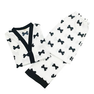 Conjunto de pijamas de tela tejida de poliéster suave de gran tamaño con logotipo personalizado para mujer, ropa de dormir de ocio transpirable para otoño y primavera - Product Image 1