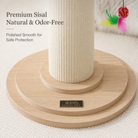 Griffoir pour chat avec base ronde en bois, jouet interactif suspendu en forme de poisson intégré, esthétique minimaliste nordique, design vertical peu encombrant