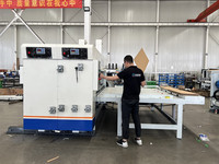 Machine semi-automatique d'impression et de rainurage rotative QHPACK pour carton ondulé 1200x2800 mm avec alimentation par chaîne