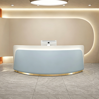 Bureau de réception incurvé minimaliste sur mesure avec base dorée et éclairage LED encastré pour salon de beauté, spa, clinique
