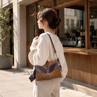 Tas Selempang Kulit Suede Boston Custom MOQ Rendah Warna Cokelat Karamel Dua Warna dengan Ritsleting, Grosir Tas Selempang OEM ODM Pabrik