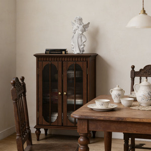 Buffet de style farmhouse à double porte avec portes vitrées, armoire de rangement en bois massif pour l'exposition de vaisselle - Product Image 1