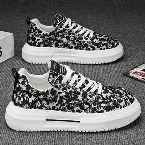 รองเท้าผ้าใบสีขาวพิมพ์ลายสไตล์เรโทร พื้นหนา ระบายอากาศได้ดี แฟชั่นใหม่ประจำฤดูร้อนปี 2026 สำหรับผู้ชาย เหมาะสำหรับออกกำลังกายและเดิน - Product Image 4