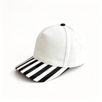 Gorra de Béisbol Estructurada de 5 Paneles con Logotipo Bordado Personalizado, Dos Tonos, Color Caramelo Navideño, Visera a Rayas, Cierre a Presión