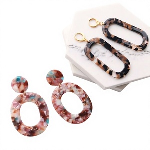 Boucles d'oreilles créoles fantaisie géométriques en résine pour femme, bijoux tendance et élégants pour fêtes et mariages, en acrylique et lucite, style statement - Product Image 3