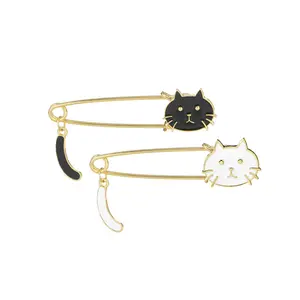 Cartone animato giapponese adorabile bianco nero gocce smalto testa di gatto agita la sua coda spilla da bavero di sicurezza spilla accessori di abbigliamento di moda