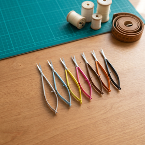 Ciseaux à cuticules incurvés en acier inoxydable pour droitiers, outil de manucure, accessoires de soin des ongles, modèle personnalisé de marque 120 Made - Product Image 2