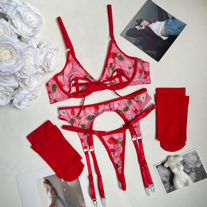 Ensemble de lingerie 4 pièces imprimé fraise mignon avec soutien-gorge, porte-jarretelles, string et bas en maille douce – Sous-vêtements intimes sexy pour femme – Vente en gros - Product Image 6
