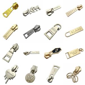 Túi Xách Phụ Kiện tùy chỉnh logo thương hiệu dập nổi làm bằng kim loại dây kéo puller với thanh trượt cho túi/quần áo - Product Image 1