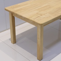 Ensemble de meubles écologiques en bois massif de couleur bois naturel pour la sécurité des enfants en âge préscolaire, tables et chaises de maternelle