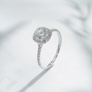 Anillo de Compromiso Unisex Clásico con Halo de Oro Blanco de 18K y Diamante Cultivado en Laboratorio de Corte Brillante Redondo de 1ct y 5.9mm, Color D, de Starsgem - Product Image 2