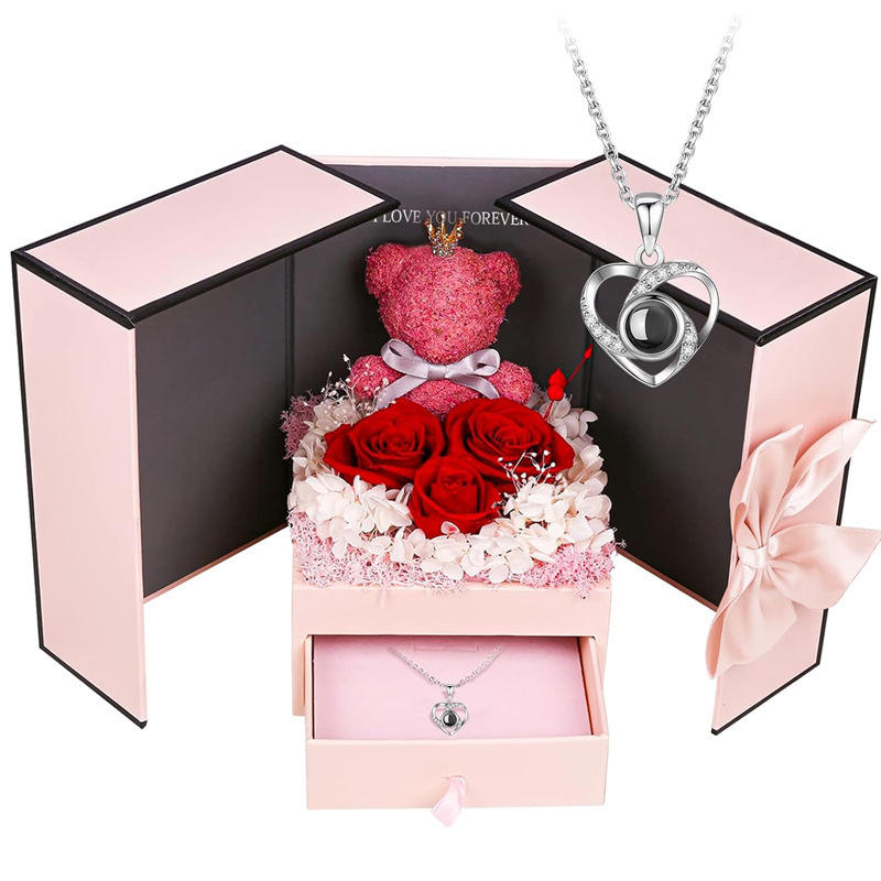 หมีสีชมพูดอกไม้สีแดงสามดอก