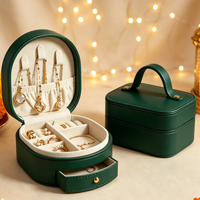 Boîte de rangement à bijoux ovale de luxe en similicuir vert forêt avec fermeture magnétique, pochette en velours personnalisable avec logo