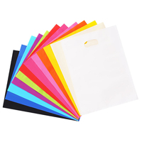 Sac plat promotionnel en PE recyclable imprimé en héliogravure avec poignée découpée sur mesure pour vêtements, chaussettes, chaussures et fourrures