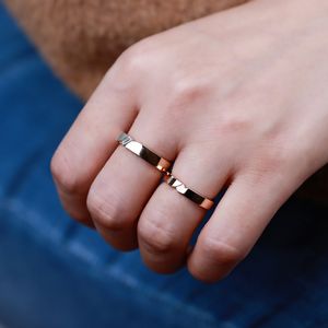 Bague de mariage de luxe faite à la main en or rose massif 18 carats avec diamant naturel taille baguette unique et gravure latérale, rhodiée, pour fêtes et Saint-Valentin - Product Image 6