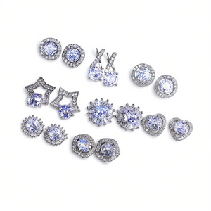 Boucles d'oreilles plaquées or blanc avec strass en cristal, coupe ronde brillante, forme étoile, pour femmes, bijoux classiques à la mode pour les fêtes - Product Image 1