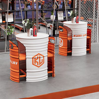 Ensemble table et tabourets de pub en fût d'huile industriel vintage, mobilier en métal personnalisé avec logo pour café et restaurant