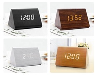 Réveil en bois en forme de triangle Température LED Thermomètre numérique en bois Temps MDF Horloge en bois Contrôle du son Horloge de table de bureau