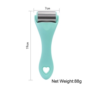 Rouleau de massage rafraîchissant en acier inoxydable pour le <span class=keywords><strong>visage</strong></span> et le corps - 19 cm avec poignée antidérapante (88g) - Product Image 6