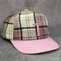 Casquette de baseball unisexe en laine mélangée à carreaux roses, bord légèrement incurvé de 6 cm, non structurée, avec logo brodé en feutre et fermeture snapback.