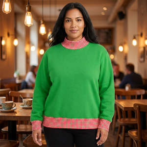 Sudadera Plus Zies Verde con Cuello Alto y Ribete en Contraste de Guingán Rojo, Cuello y Puños, para Mujer, Invierno, Tejida, Corte Regular - Product Image 3
