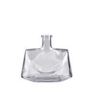 Bouteille carrée vide en verre pour spiritueux (vodka, tequila, whisky, brandy) avec bouchon, finition givrée et gravure