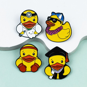 Broche Único de Patito Amarillo Profesional, Lindo Accesorio de Ropa de Aleación Esmaltada, Insignia Creativa de Dibujos Animados para Decoración de Mochilas - Product Image 3