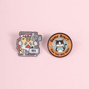 Broches créatives uniques en gros, motif chaton de dessin animé, accessoires mignons en métal, badges représentant un chat jouant, souvenirs - Product Image 2