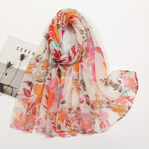 Sciarpa e Hijab in Tessuto Voile 100% Poliestere con Motivi Floreali, Puntini e Sfumature di Colore - Product Image 1