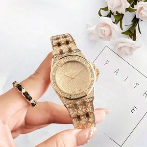 Reloj de Lujo para Mujer con Caja de Aleación, Cronógrafo de Cuarzo, Correa de Acero Inoxidable de 38 mm y 20 mm, Diseño de Moneda Antigua de Dibujos Animados para Negocios - Product Image 3