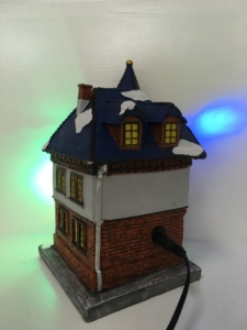 Belle <span class=keywords><strong>maison</strong></span> <span class=keywords><strong>de</strong></span> noël avec décoration LED, <span class=keywords><strong>maison</strong></span> <span class=keywords><strong>de</strong></span> Village <span class=keywords><strong>de</strong></span> noël, <span class=keywords><strong>maison</strong></span> cadeaux artisanaux en résine pour la décoration <span class=keywords><strong>de</strong></span> la <span class=keywords><strong>maison</strong></span> - Product Image 4