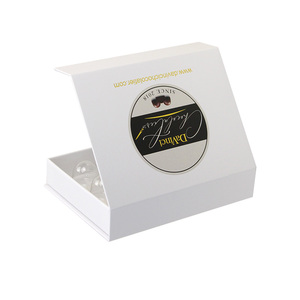 Cajas de Embalaje de Cartón para Ropa de Lujo Personalizadas, Caja de Regalo Magnética Blanca Mate con Inserto de PET - Product Image 4