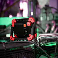Projecteur à corps métallique lumineux avec batterie intégrée, inclinaison horizontale à 180°, portable pour les travaux de chantier