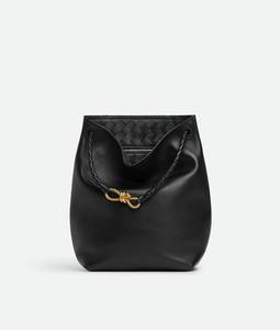 Sac seau Bottega BV Andiamo, sac seau en cuir de veau soyeux avec détail de nœud signature et bandoulière coulissante Veneta - Product Image 2