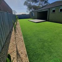 Gazon artificiel durable en PE imperméable pour l'extérieur, idéal pour les jardins d'enfants et les terrains de football