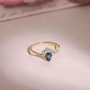 Anillo Moderno de Moissanita con Corte de Pera, Plata 925, Anillo de Compromiso Elegante, Diseño Estilizado para Regalo de Propuesta de Matrimonio y Uso Diario - Product Image 2