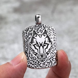 Yunnique – pendentif tête de loup en acier inoxydable pour hommes, breloque animale thématique pour vêtements, cadeau assorti pour toutes occasions - Product Image 1