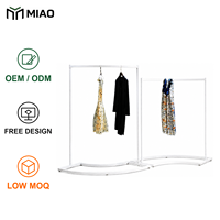 Présentoir Commercial pour Vêtements avec Base Courbe et Barre de Suspension pour Magasins de Vêtements, Boutiques Éphémères et Showrooms